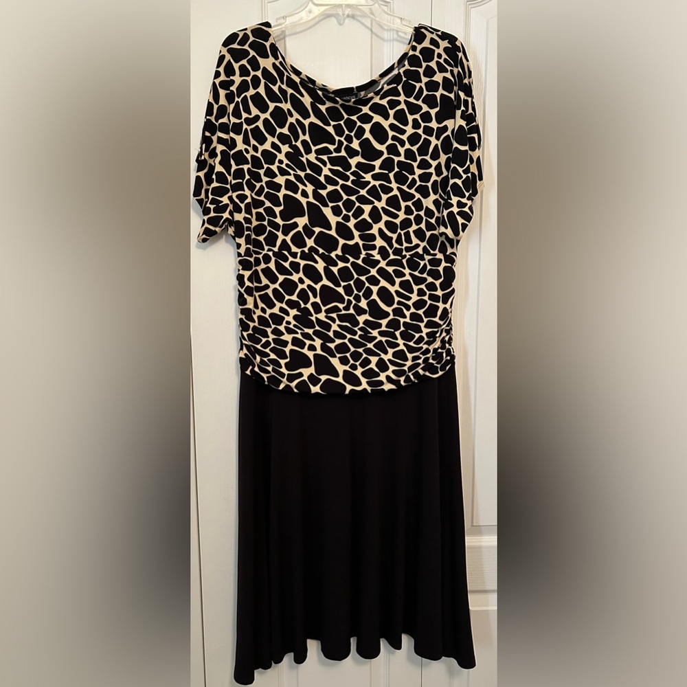 Enfocus: Black/tan cheetah print dress; split sleeves, gathered waist. Size 14W